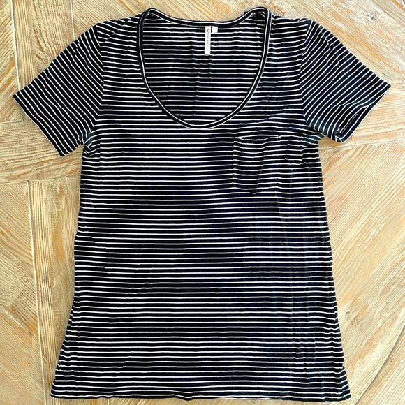 Beautifully soft Banana Republic T - Picture 1 of 9